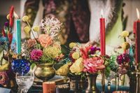 Tischdekoration aus Blumen in den buntesten Farben
