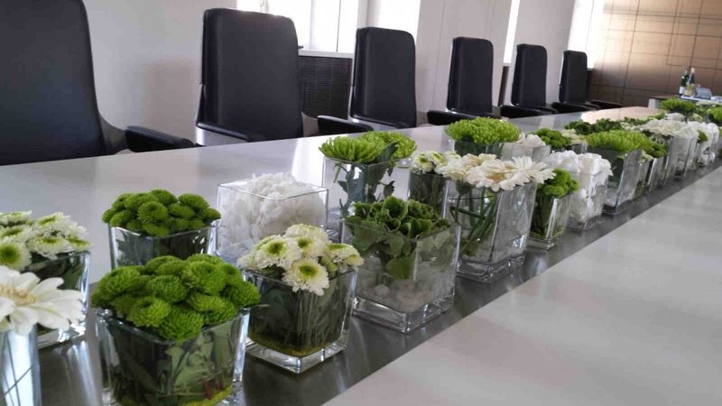 Eventdekoration - Tischarrangement - Konferenztisch / Event decoration - table arrangement - conference table