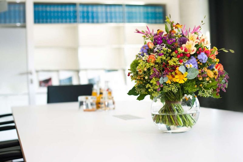 B2B - Business Service - Blumenstrauß für Konferenztisch